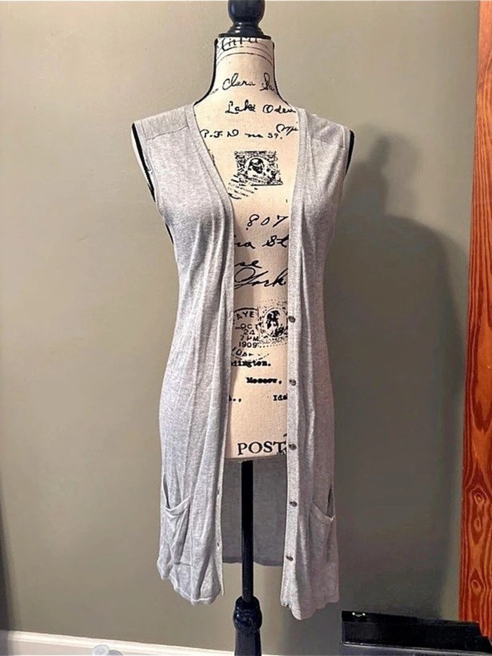 Divided Sleeveless Cardigan